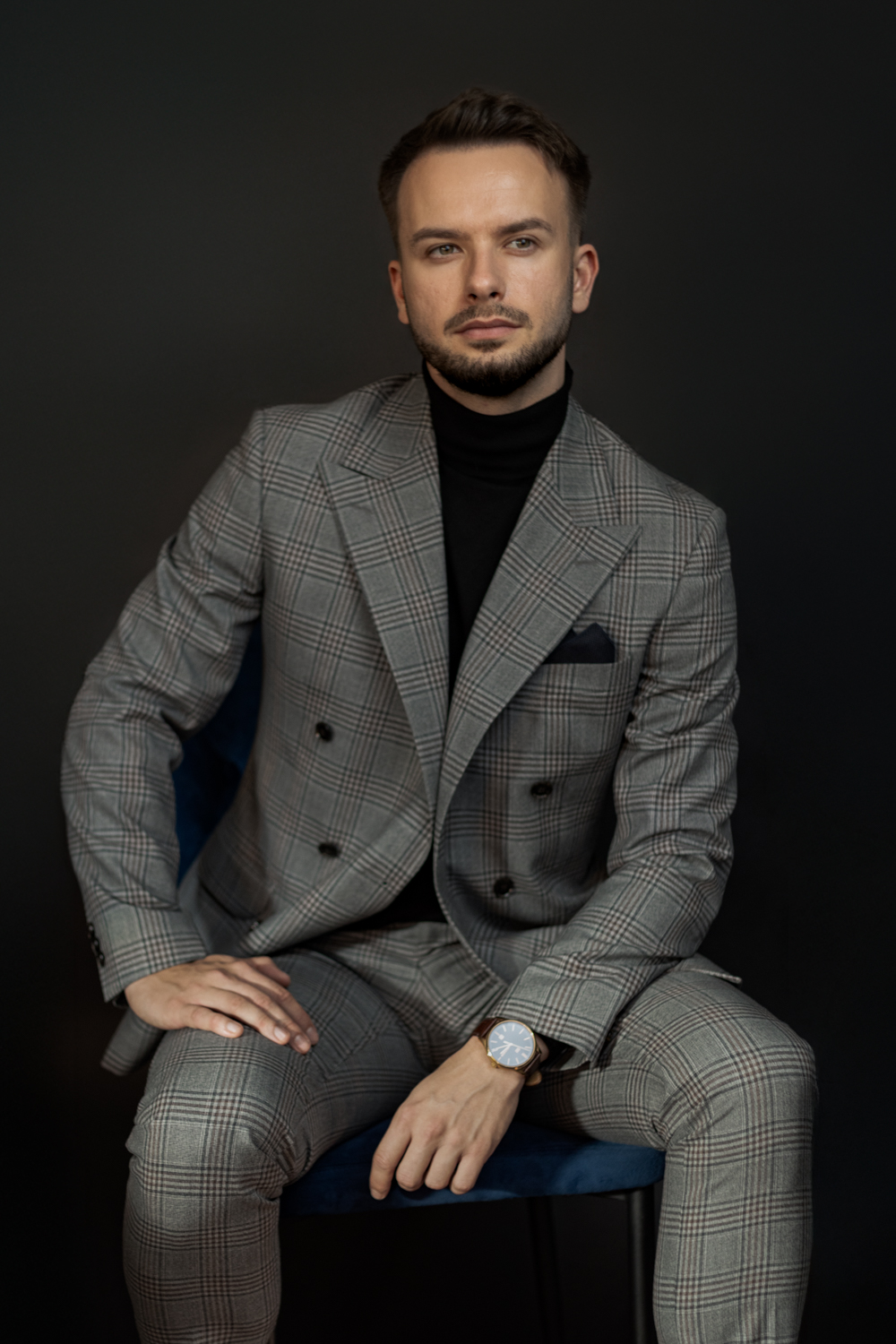 Przemysław Walotek podczas rozmowy z klientem